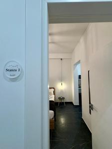 una porta aperta che conduce a una camera con un letto in una stanza di Renda36 a Carini