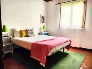 En eller flere senge i et værelse på Casa das Pedras do Galego - Furnas