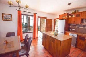 Køkken eller tekøkken på Villa Las Piedras, Frigiliana Luxury Country villa with pool and parking HansOnHoliday Rentals
