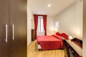 ローマにあるアポロ アパートメンツ コロッセオの赤いベッドとドアが備わるホテルルーム