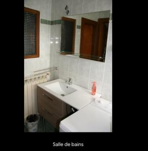 Un baño con un lavabo blanco y un espejo. en Maison du Schaudi, en Metzeresche 7 fotos más