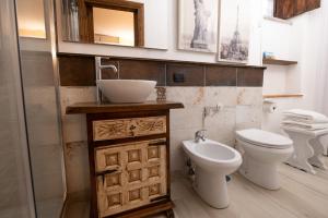 un bagno con un water e un lavandino di Lucky Home a Sutri