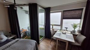 Postel nebo postele na pokoji v ubytování Apartment im Wikingturm - Panoramablick über die Schlei