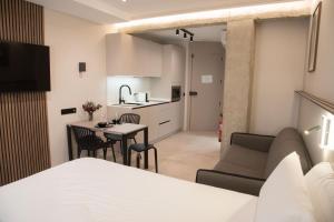 una camera da letto con un letto, un tavolo e una cucina di TUEH TUDELA BALCON DE BARDENAS a Tudela