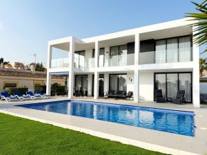 Πισίνα στο ή κοντά στο Luxury villa with large swimming pool and outdoor area