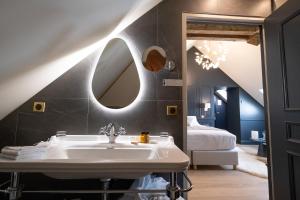 Posteľ alebo postele v izbe v ubytovaní Hôtel du cirque et de la cascade