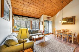 una sala de estar con un sofá y una mesa en Loon Mountain Townhome with Pool and Slope Views!, en Lincoln