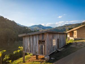 a small wooden house on the side of a road at Ibiti Village in Lima Duarte