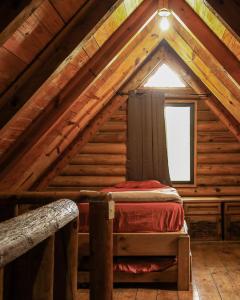 a bedroom in a cabin with a bed in the attic at Cabañas Rincon del Ángel 1 in Ciénaga