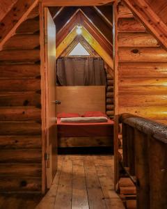 a bedroom in a log cabin with a bed in it at Cabañas Rincon del Ángel 1 in Ciénaga