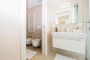 Koupelna v ubytování Waterfront Luxury Studio, FREE Parking, AC, NETFLIX & WIFI By Tilo Lux