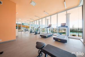 Fitness centrum a/nebo fitness zařízení v ubytování Waterfront Luxury Studio, FREE Parking, AC, NETFLIX & WIFI By Tilo Lux