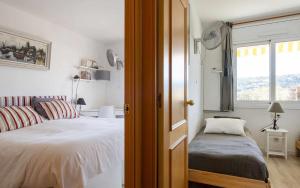 een slaapkamer met een bed en een raam bij Apartamento Terrassa 1 - Gran terraza y vistas in Tossa de Mar