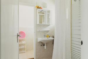 A bathroom at Bianka Apartman