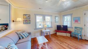 ein Wohnzimmer mit Sofa und Fernseher in der Unterkunft Bonnie Dune in Folly Beach
