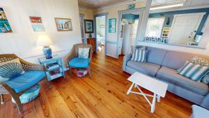ein Wohnzimmer mit Sofa, Stühlen und einem Tisch in der Unterkunft Bonnie Dune in Folly Beach