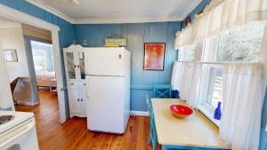 eine Küche mit einem weißen Kühlschrank und einem Fenster in der Unterkunft Bonnie Dune in Folly Beach + 49 Fotos