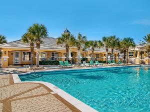 una piscina en un resort con palmeras en Bonavita, en Gulf Highlands