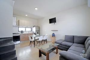 Area soggiorno di Stylish Homes & Comfy Pool Oasis