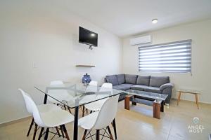 Area soggiorno di Stylish Homes & Comfy Pool Oasis