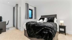 Ένα ή περισσότερα κρεβάτια σε δωμάτιο στο JD Apartments Cityscape Balcony Suite East Croydon