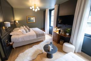 Posteľ alebo postele v izbe v ubytovaní Hôtel du cirque et de la cascade