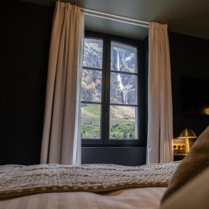Postel nebo postele na pokoji v ubytování Hôtel du cirque et de la cascade