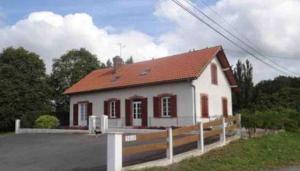 a small white house with a red roof at Chambres d'hôtes Gaffes in Saubrigues