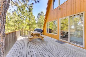 Balkón nebo terasa v ubytování Cozy Black Hills Nature Retreat with Private Deck!