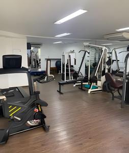 a gym with several treadmills and exercise bikes at 2 quartos São Conrado ao lado Hotel Nacional in Rio de Janeiro