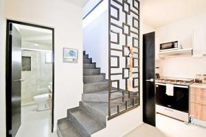 una scala in un bagno accanto a una cucina di Stylish Homes & Comfy Pool Oasis a La Paz