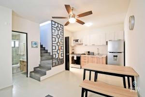 una cucina con tavolo da pranzo e scala di Stylish Homes & Comfy Pool Oasis a La Paz