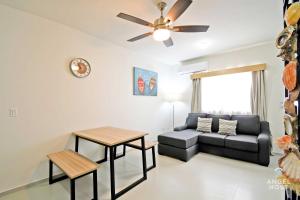Area soggiorno di Stylish Homes & Comfy Pool Oasis