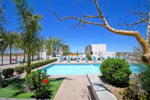 una piscina in un resort con palme di Stylish Homes & Comfy Pool Oasis a La Paz