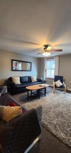 WALK to West Point Academy! Charming 2 bdrm Apt overlooking Main Street!休息區