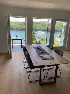 a dining room table with chairs and a view of the water at #2 Ommi Kese Sansibar Apartment Panorama Balkon in Olpe