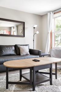 WALK to West Point Academy! Charming 2 bdrm Apt overlooking Main Street!休息區