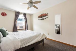 WALK to West Point Academy! Charming 2 bdrm Apt overlooking Main Street!房間的床