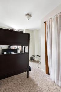 Highland Falls的住宿－WALK to West Point Academy! Charming 2 bdrm Apt overlooking Main Street!，相簿中的一張相片