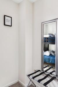 WALK to West Point Academy! Charming 2 bdrm Apt overlooking Main Street!房間的床