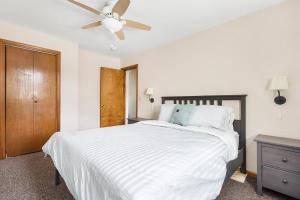 WALK to West Point Academy! Charming 2 bdrm Apt overlooking Main Street!房間的床