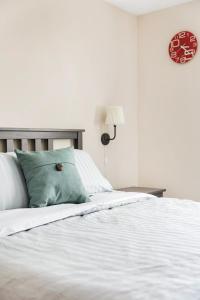 WALK to West Point Academy! Charming 2 bdrm Apt overlooking Main Street!房間的床