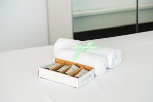 una scatola di sigarette con un fiocco verde di Campus Lugano 45 wonderful Smart Suites in the university area a Lugano