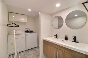 a bathroom with a sink and a washer and dryer at Charming Twin Room & Parking in Saint-Bruno-de-Montarville