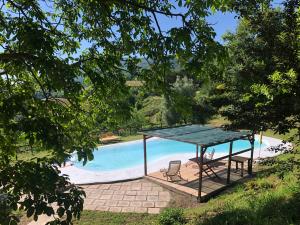 a table and two chairs next to a swimming pool at B&B Agriturismo Montepolo in Canavaccio di Urbino