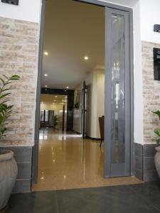 a hallway with a glass door in a building at Résidence Bambou in Dakar