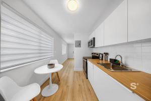 Dapur atau dapur kecil di Stylish 1-BD Apt in Miami Gym, BBQ, Free Parking