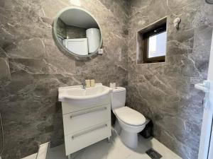 Ένα μπάνιο στο Biljarda Apartments