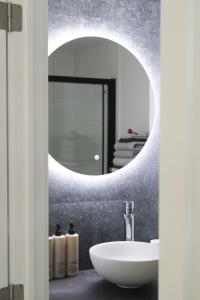 une salle de bain avec un lavabo et un miroir dans l'établissement Waterfront Nieuwpoort, à Nieuport