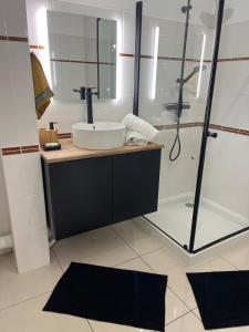 Honey M Appart في سكولكر: حمام مع حوض ودش +15 صورة